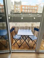 Hugo by the harbor, light-filled and centrally located apartment - free parking - Chambres d'hôtes Ostende