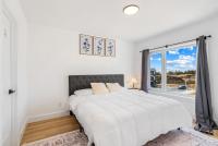 Modern 3BR House, King, 2 Queens, Parking - B&B London