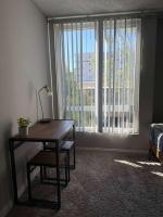 Modern 2BR Hollywood Apt with Rooftop Pool, Free Parking & Close to Walk of Fame and Universal Studios - Chambres d’hôtes Los Angeles