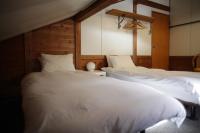 Tweepersoonskamer met 2 Aparte Bedden en Balkon