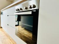Modern Apartment with Balcony with Free Parking - Nearby Metro - Chambres d’hôtes Vienne