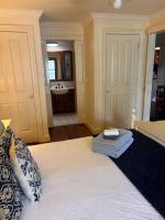 Habitación con cama grande y vistas al jardín