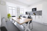 Larooms Merseburg - Apartment CS01 - 3 Zimmer, 7 Betten, 2 Bäder, 2 Parkplätze, Balkon & Aufzug - B&B Merseburg