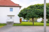 Larooms Merseburg - Apartment LP01 - 2 Zimmer, 2 Einzelbetten, 1 Doppelbett, große Couch, Küche, Balkon, Waschmaschine - Chambres d'hôtes Mersebourg