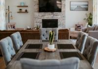 3 Bedroom Modern Muskoka Retreat with King Bed and Hot Tub - Chambres d'hôtes Dwight
