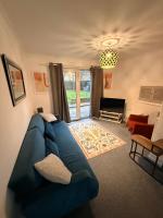 Spacious House - Parking - Pool Table - Ferienwohnung Balderton