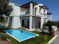 Apartment with Private Pool & Private Garden