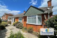 LITTLE GEM by BOURNECOAST - A Spacious Bungalow with a HOT TUB in the Garden - HB10694 - Chambres d'hôtes Bournemouth