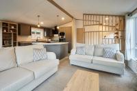 Loki's Retreat Lodge with Hot Tub - B&B York
