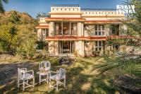 StayVista at Mangal House by the Lake with Lawn, BBQ - Chambres d'hôtes Ābu