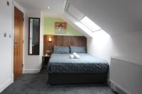 Victoria House - Deluxe Studios in Coventry City Centre, free parking, by COVSTAYS - B&B Coventry