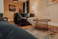 Dale House, sleeps 7, central, parking x2, garden - Nr Rushton Hall - B&B Rothwell