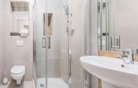 Bedroom Apartments Hołdu Pruskiego 1 m3 z garażem przy Parku - Chambres d'hôtes Świnoujście