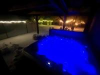 Hidden Oaks Resort Greenhouse Hot Tub Pool - B&B Steinbach