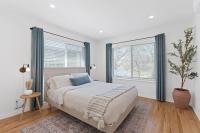 Chic 2BR Highland Retreat Near UT and Downtown, Free Parking by Austin Vacay - Chambres d'hôtes Austin