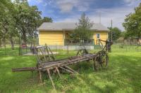Farmhouse Charm 10 Min to Downtown, Pet Friendly! - Ferienwohnung Fredericksburg