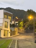 Vivenda Vale Verde, Luxury Furnas Retreat with Stunning Valley Views - Chambres d'hôtes Furnas