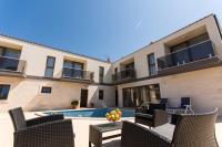 Family-friendly apartments with swimming pool Drvenik Veliki, Drvenik - 16377 - B&B Veli Drvenik