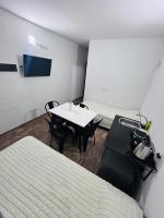 Departamento ESTRADA ideal para pasajeros en tránsito, viajes laborales o estadías cortas Ubicado en Ezeiza, a solo 20 minutos del Aeropuerto Internacional Ministro Pistarini, ofrece comodidad y practicidad para hasta 4 personas - B&B Tristán Suárez