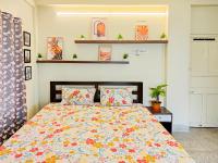 couple friendly room with balcony, kitchen private bath - B&B Calcuta