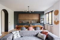 Sunlit Parisian Home with Balcony and Open Views - Bed and Breakfast Parijs