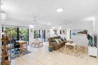 Unparalleled Upward Street Apartment-Close To City - Bed and Breakfast Cairns