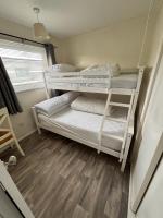 192, Two bed newly refurbished chalet on Sund0wner Holiday Park - Sleeps 5, pet friendly - Includes electricity, bed linen and towels - Entertainment options close by - B&B Hemsby