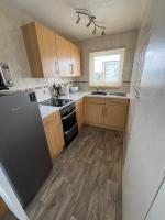 192, Two bed newly refurbished chalet on Sund0wner Holiday Park - Sleeps 5, pet friendly - Includes electricity, bed linen and towels - Entertainment options close by - B&B Hemsby