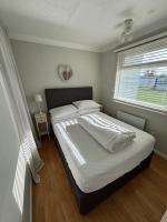 145, Two bed newly refurbished chalet on Sund0wner Holiday Park - Sleeps 5, pet friendly - Includes bed linen and towels plus electricity - B&B Great Yarmouth