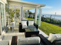 Ballito Beachfront, Walk to Village, 5BR Luxury - Chambres d'hôtes Ballito
