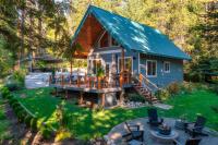 Riverfront Chalet Near Skiing, Lakes, Mtns & Leavenworth - Bed and Breakfast Leavenworth