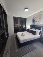 Miami-Brickell Luxury 2BR-2BATH with skyline VIEWS - walking distance to KASEYA-HEAT ARENA & BAYSIDE - Port of MIAMI cruise ships - Bed and Breakfast Miami