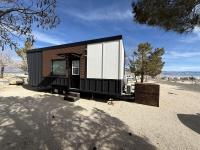 Stylish Modern Tiny House on Wheels with Stunning Mountain Views Near Lone Pine, California - B&B Lone Pine