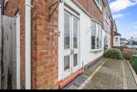 #128 Large Coleshill House - Sleeps 9 Close to NEC and Birmingham Airport - Free Parking - Chambres d'hôtes Coleshill