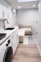 Studio Basement Suite with Sofa Bed and kitchen, Entrance from Garage -Sleeps 2 - B&B Milton