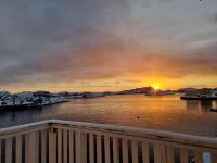 Apartment with fantastic seaview in Henningsvær. - B&B Henningsvaer