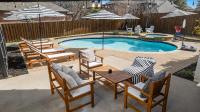 Elegant 5BR Pool House with Cinema Fire Pit and Games - Chambres d'hôtes Keller