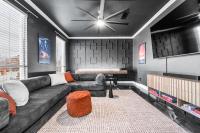 Elegant 5BR Pool House with Cinema Fire Pit and Games - Chambres d’hôtes Keller