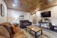 Charming Mtn Retreat Sleeps 8 Hot Tub Grill - B&B Pigeon Forge