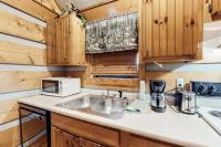 Casual Cabin Sleeps 6 Hot Tub Grill Fireplace - B&B Pigeon Forge