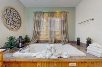 Peaceful Log Cabin Sleeps 6 Hot tub Fireplace - Chambres d’hôtes Gatlinburg