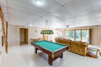 Lakefront Cabin Sleeps 6 Deck Hot Tub Pool Table - Bed and Breakfast Dandridge