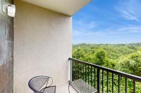 Cozy Downtown Getaway W Pools Sleeps 6 Hot tub - Bed and Breakfast Pigeon Forge