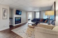 Dual-Suite Riverside Condo Sleeps 4 Views Pool - Chambres d'hôtes Pigeon Forge