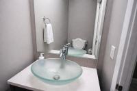 3 Bedroom Corner house with backyard - Chambres d'hôtes Calgary