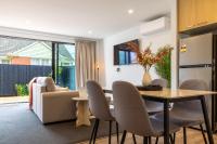 2-Bedroom Townhouse Opposite The Palms with Carpark - B&B Christchurch