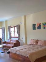 Suite con cama grande y balcón