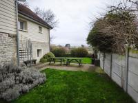 Ecume maison vue dégagée sur mer, spacieuse lumineuse 3 chambres, 2 salle d'eau, 2 WC à 1km de la plage et commerces, plages du débarquement, parking privatif, terrasse, jardin clos, table de ping pong aux beaux jours, près de Bayeux - Chambres d'hôtes Saint-Côme-de-Fresné