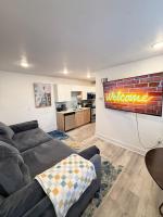 Luxury Modern King Bed 70 TV Downtown Dallas - B&B Dallas