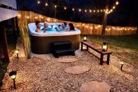 Wizard House + Hot Tub, Private Creek, Large Yard, EV Charge - B&B Walland
